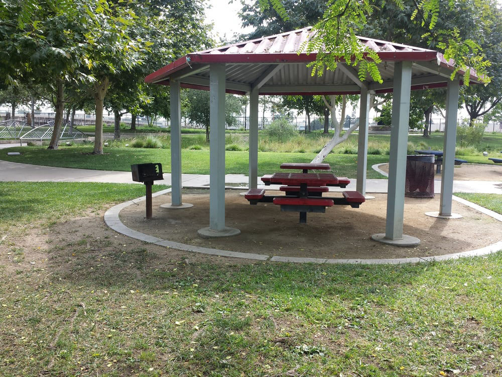 shade maywoodriverfrontpark